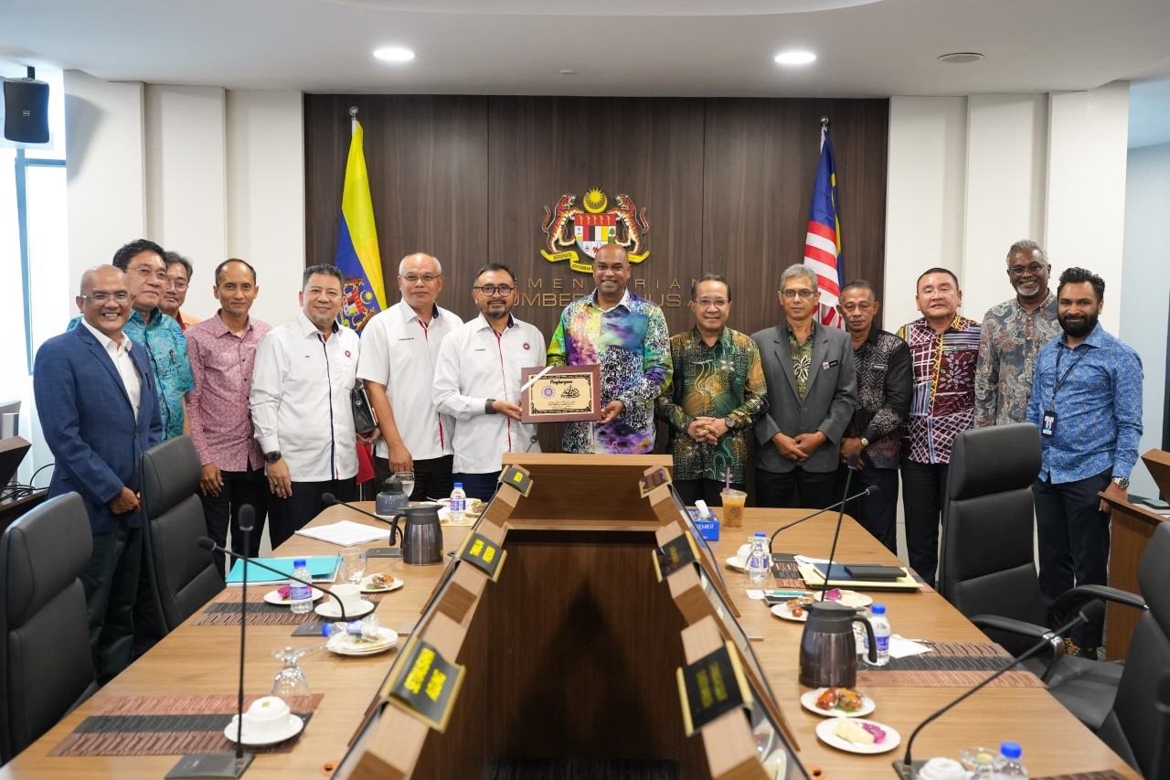 KUNJUNGAN HORMAT DPMM KE ATAS YB MENTERI SUMBER MANUSI